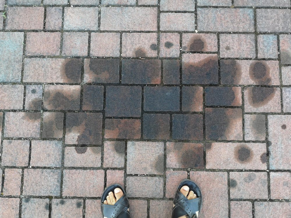 plama oleju na kostce brukowej